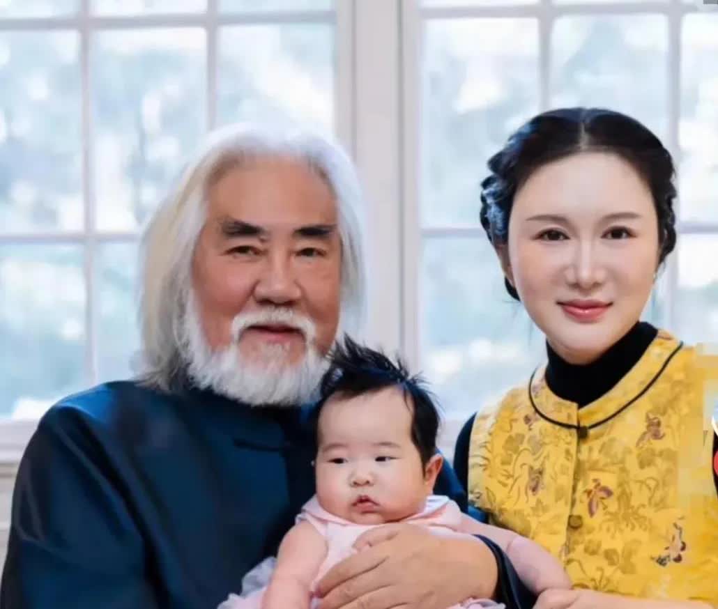 张纪中与杜星霖带着十几个月大的小龙珠出镜，镜头里杜星霖满眼疼爱，张纪中小心抱着女