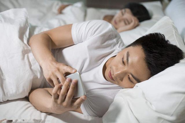 两岁宝宝睡觉不肯穿衣服, 把宝妈闹成大红脸, 生娃后这事咋解决?