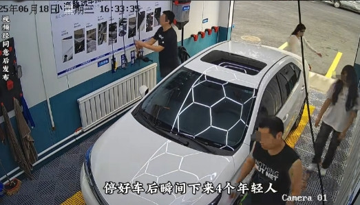 辽宁一自助洗车店遇到了“专业洗车团队”，4人默契配合，2分钟洗完一台车，仅花费0