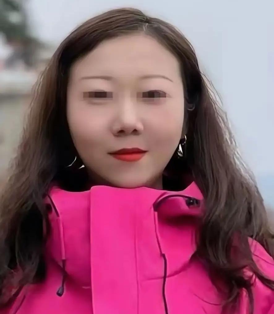 咒骂全班学生得甲流的女教师真容曝光，已经社死，自曝体罚学生踢学生屁股。这位老