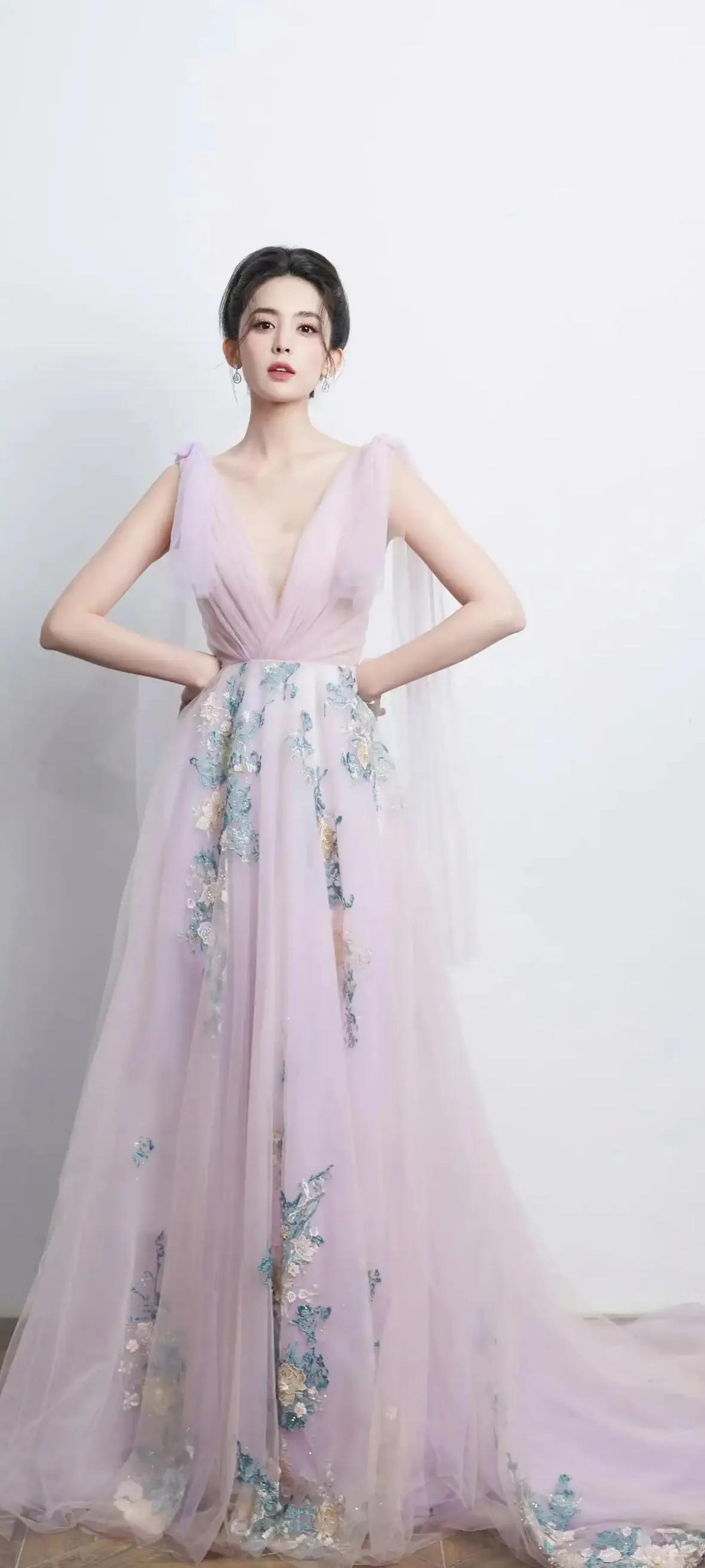 美女壁纸～古力娜扎，淡紫纱裙轻裹温柔，裙摆间的蓝金刺绣如春日繁花，在朦胧薄纱里晕