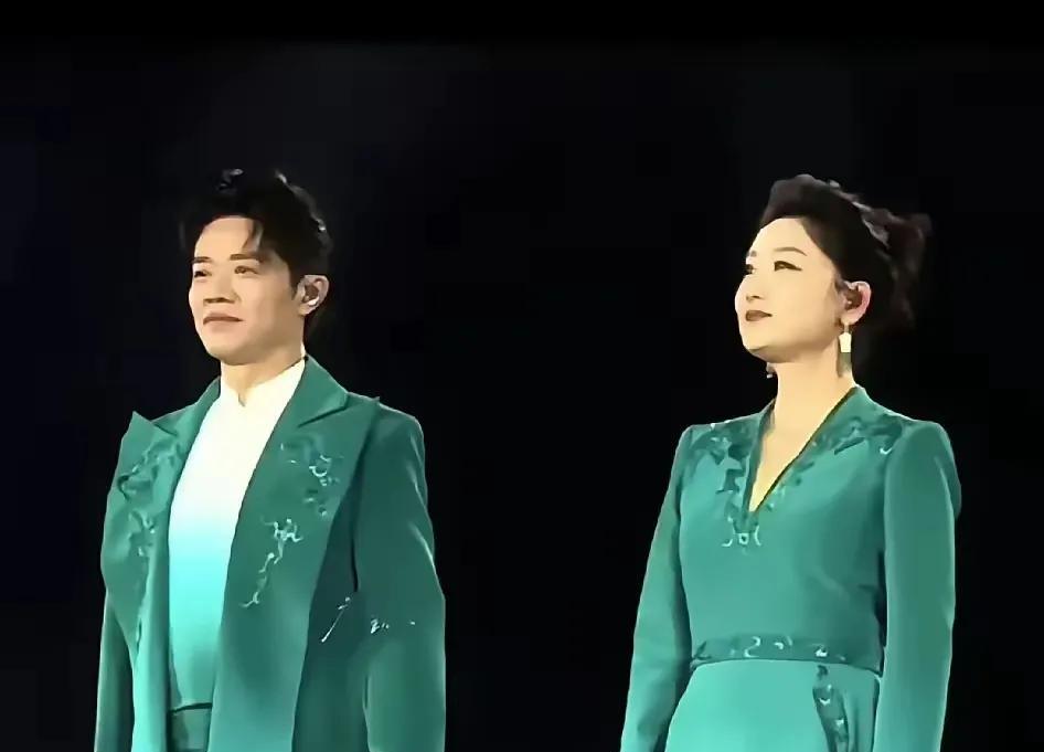 不得不说，凤凰传奇真的很刚你看他们的演出服装直接是和手表一样的颜色，可以说是无