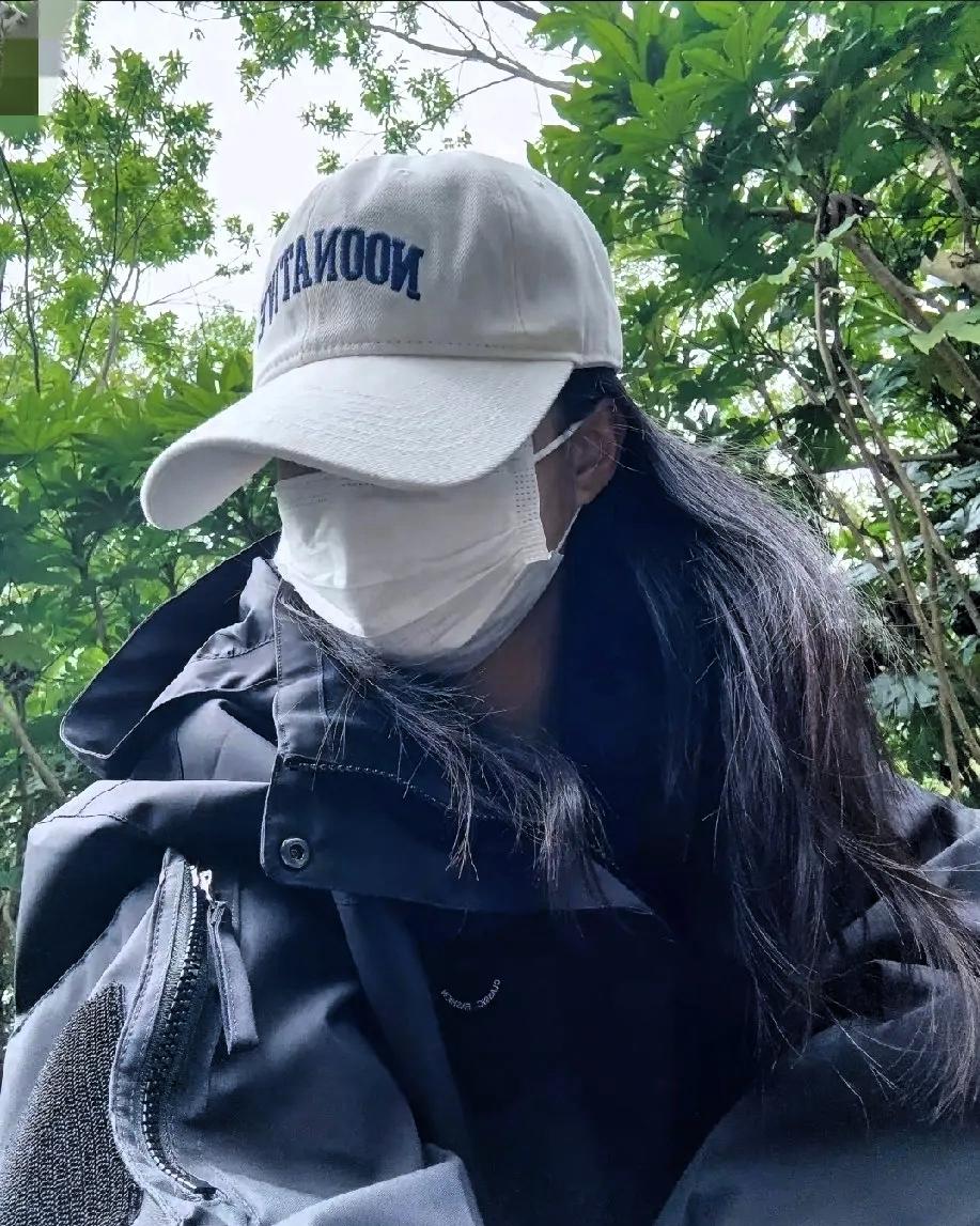 现在女的都挺奇怪的，不管什么时候出门，都戴着口罩，一年四季都戴着。不少人看