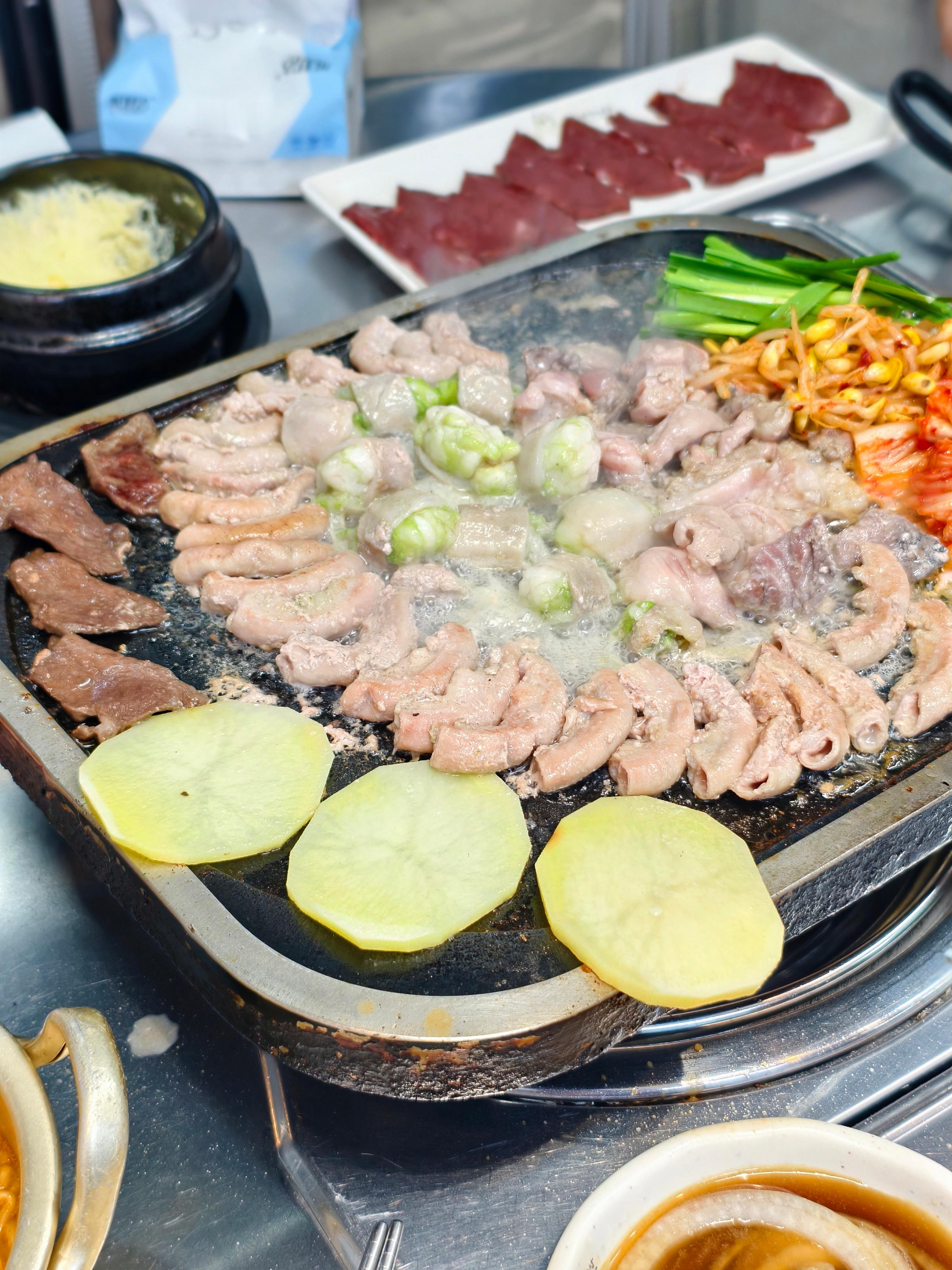 吃个特色菜，黄牛肥肠，老板说是延边特色菜。都是各种牛下货，有大肠、小肠、牛肝，牛