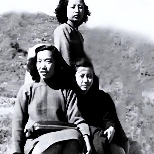 1948年， 小姑娘没拿稳，手上的万金油滑进了室内。特务弯腰去捡的一瞬间，小姑娘