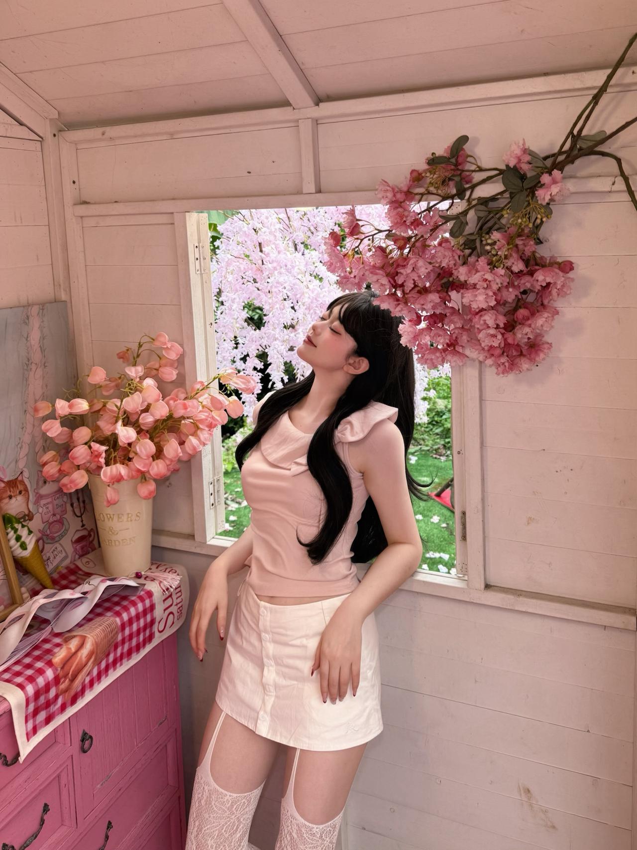 樱花树下显高穿搭|||˚⊹♡̷̸⁩樱花季穿搭来啦～在满是樱花的小木屋拍照真的太