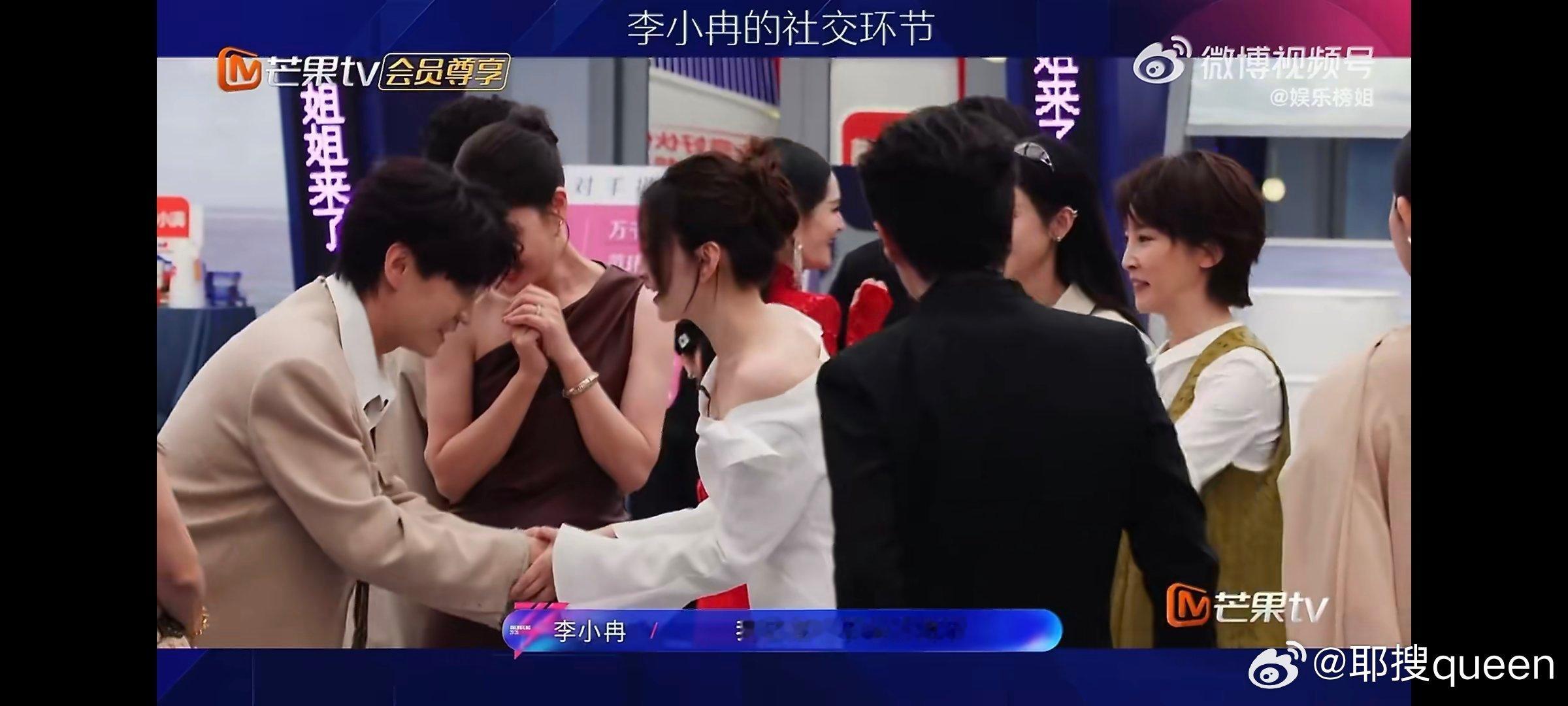 李小冉社交李小冉真的把内向社恐演明白了，认真用歌声打招呼却状况百出，调不对、人认