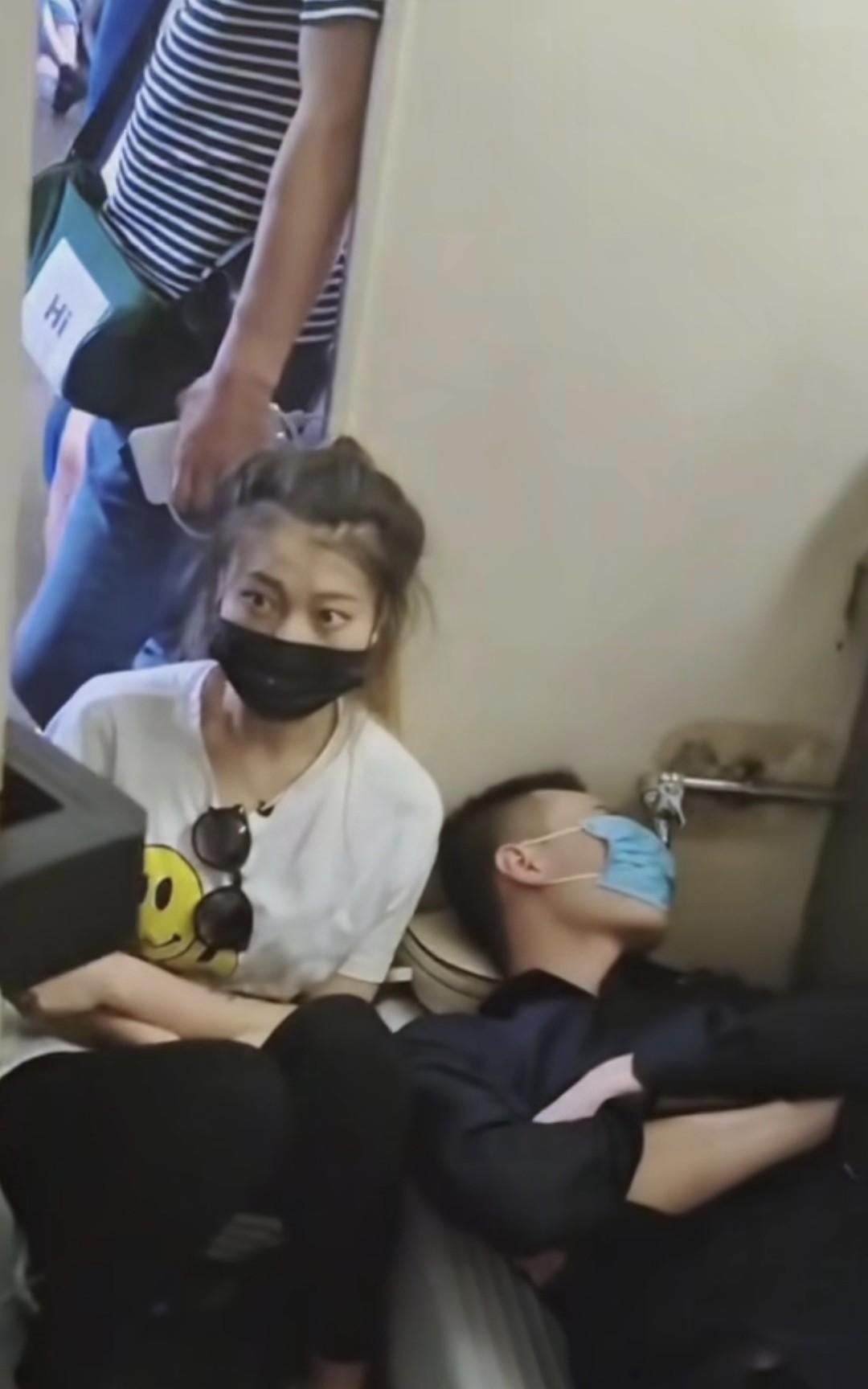 火车上看到这样一对情侣，他们应该跟我一样没有抢到合适的车票，只能买站票。一路奔波