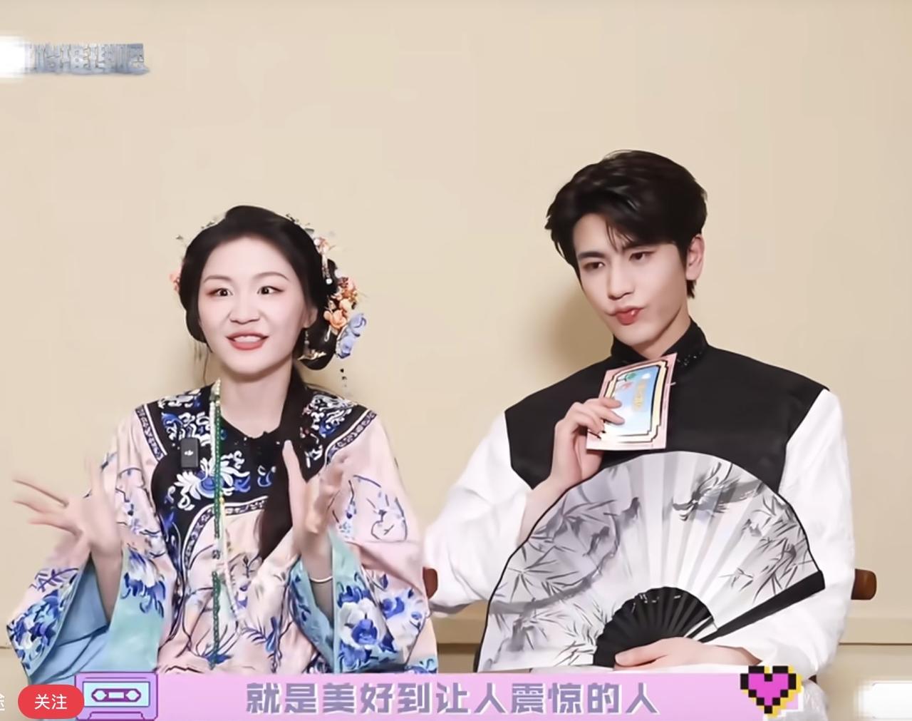 张凌赫在那一瞬间不小心把真心流露出来，让金靖捕捉到了，也因此为金靖打开了一扇窗。