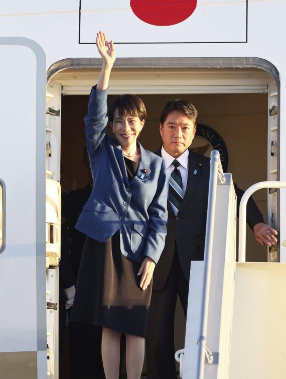 日本女首相抵达南非约翰内斯堡，穿蓝色西服与小黑裙，尽显知性美；11月22日她到南