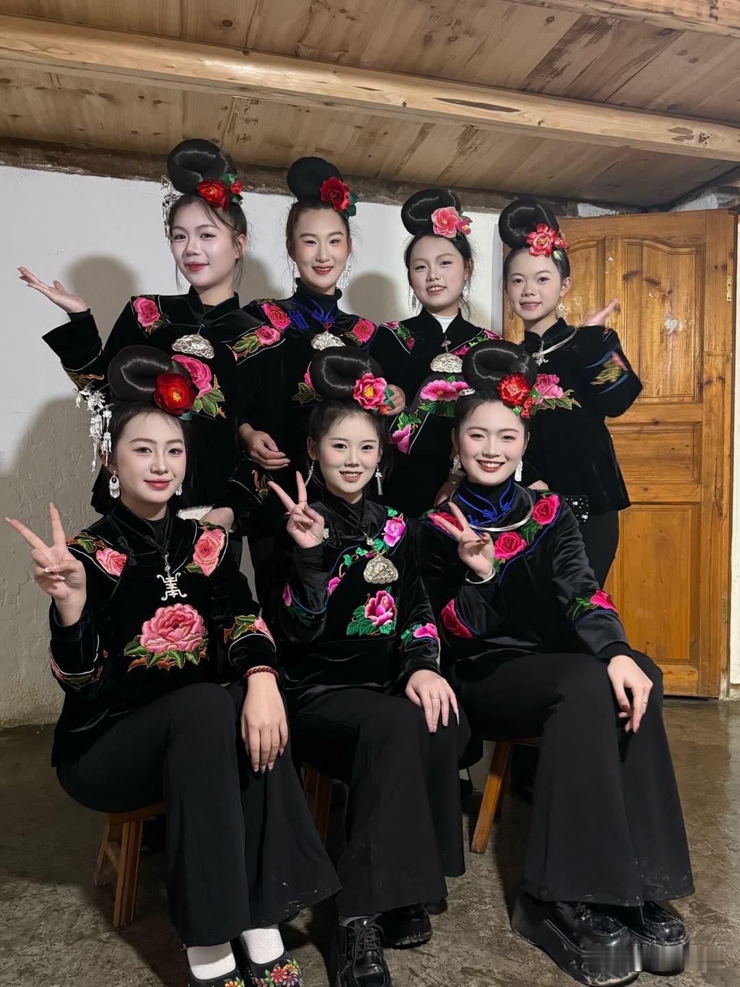 想带你和我一起回苗寨，但是又怕你喝不习惯苗寨的米酒，也坐不到天亮。苗寨打卡地贵