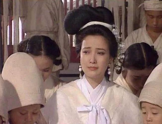 公元210年，周瑜因病去世，孙权来奔丧，看着周瑜5岁的女儿，说道：“给我做媳妇吧