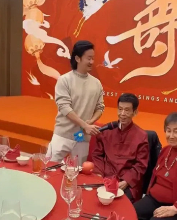 吴京为自己的父亲举办80大寿，桌子上摆满了各种各样的酒水饮料，最醒目的还是大窑，