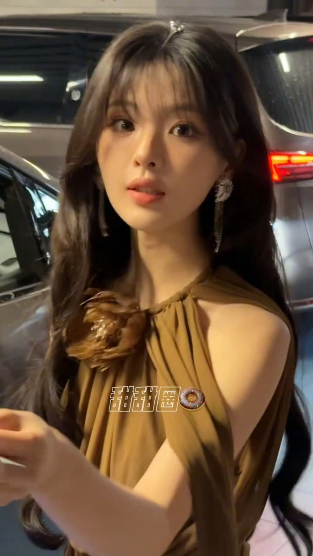 杨超越咖色露背长裙杨超越很会走路的妈咪杨超越这套直接美到犯规咖色露背长