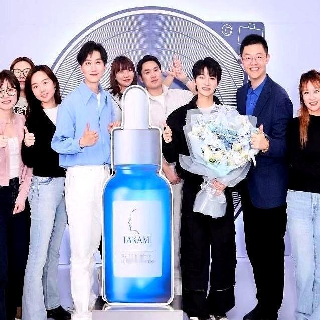 刚下直播间，人已经进了央视大楼。前一秒还在镜头前清唱，跟粉丝聊着脸皮那0.