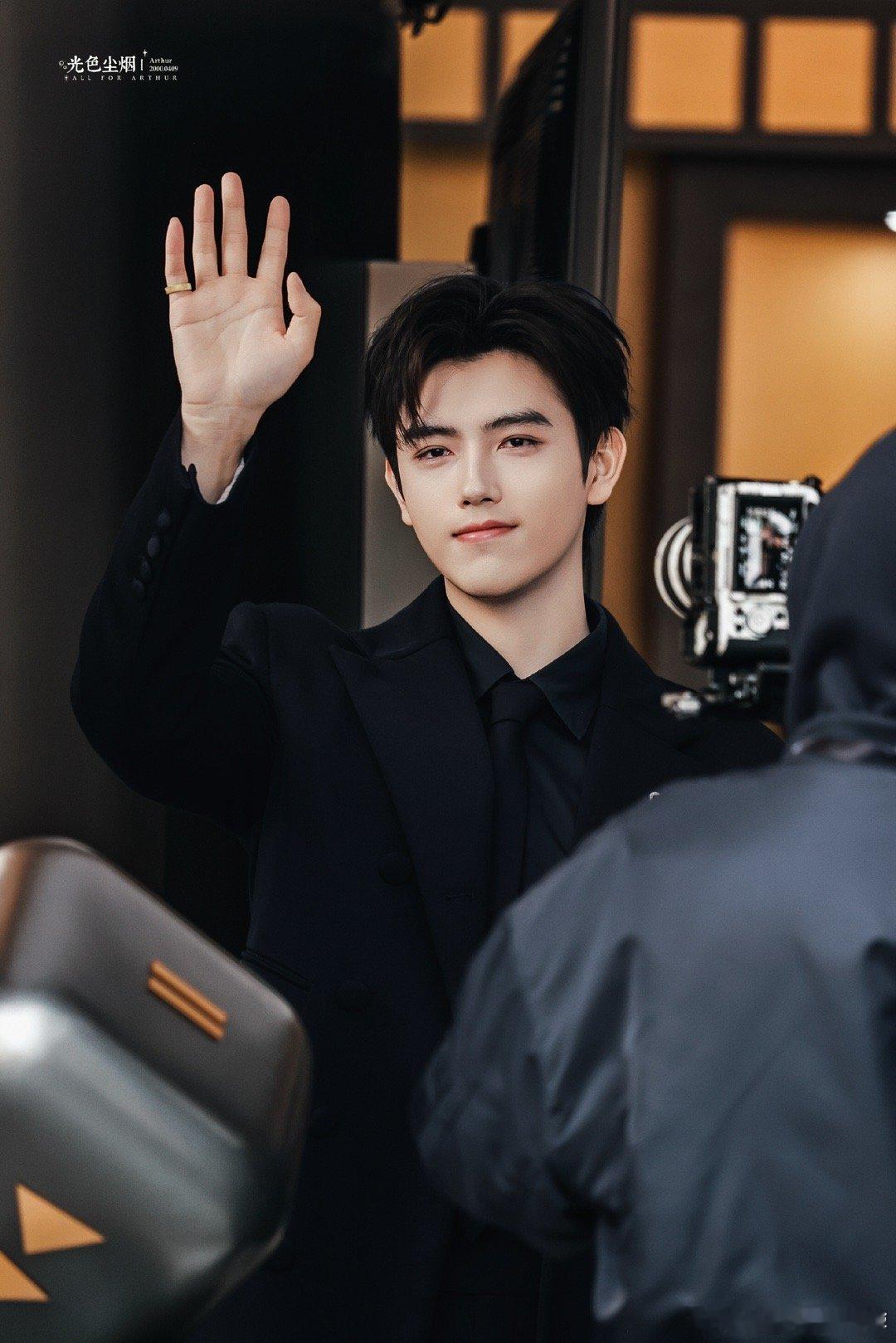 陈飞宇allblack西装帅成啥了陈飞宇穿allblack西装也太绝了！黑外套