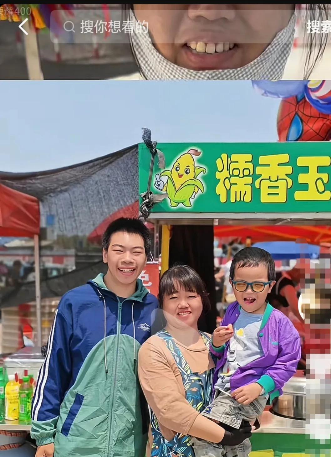 辽宁海城，女子大儿子癫痫，小儿子白血病，她摆摊卖玉米，还给路人免费喝粥。这时，一