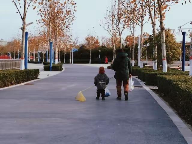河南新乡的这段家常故事，看得无数人红了眼眶。十年前，家里的大哥意外离世，留下