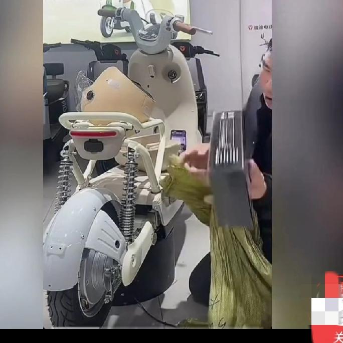 要笑死在直播间了买新国标送麻袋大哥解释的一套一套的，关键麻袋里的礼物有心了。