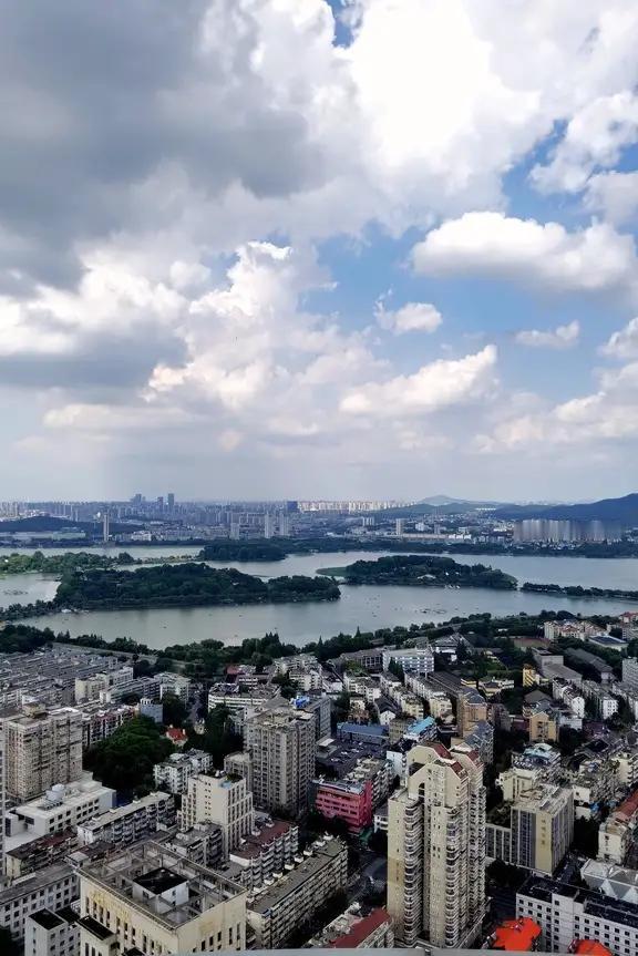 今年南京梅雨季刚结束，高温就无缝衔接。南京今年入梅正常，出梅晚一天，梅雨期26天