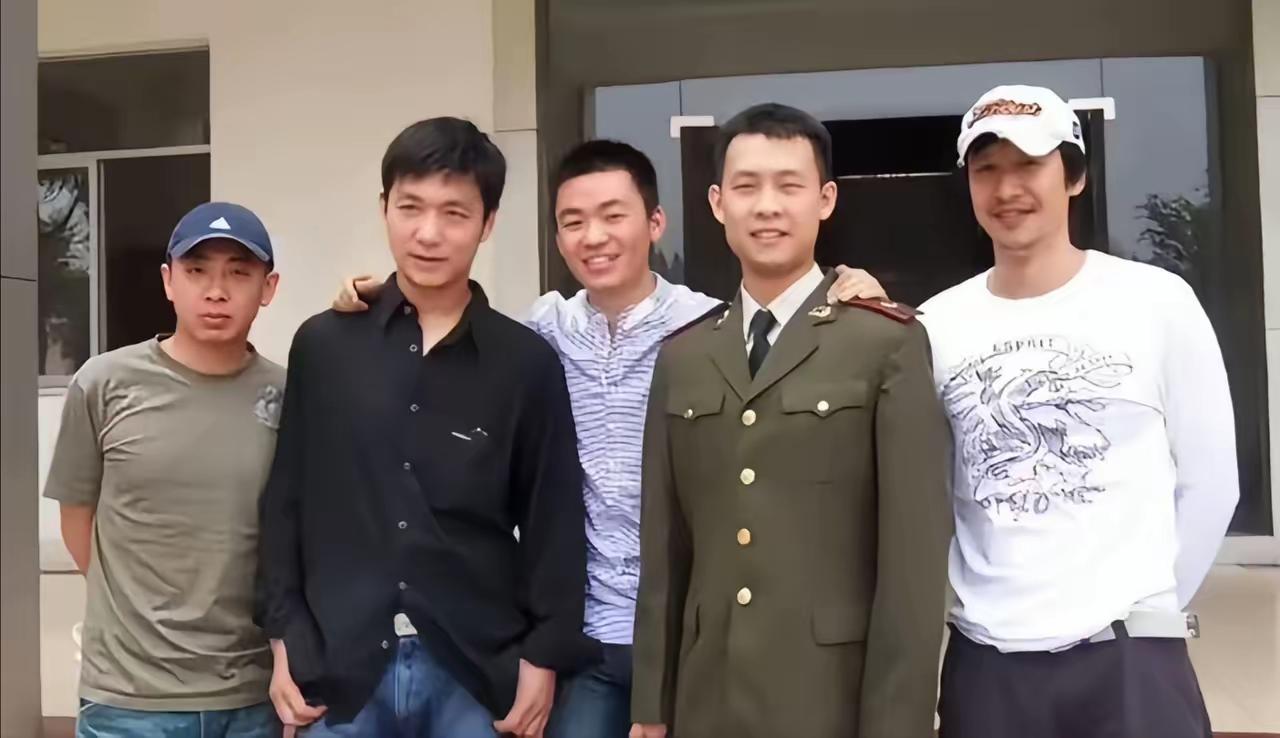 这张5人合照，我只认出了穿着军装、小眼贝齿的张译，戴着帽子、双手背后的张国强与站