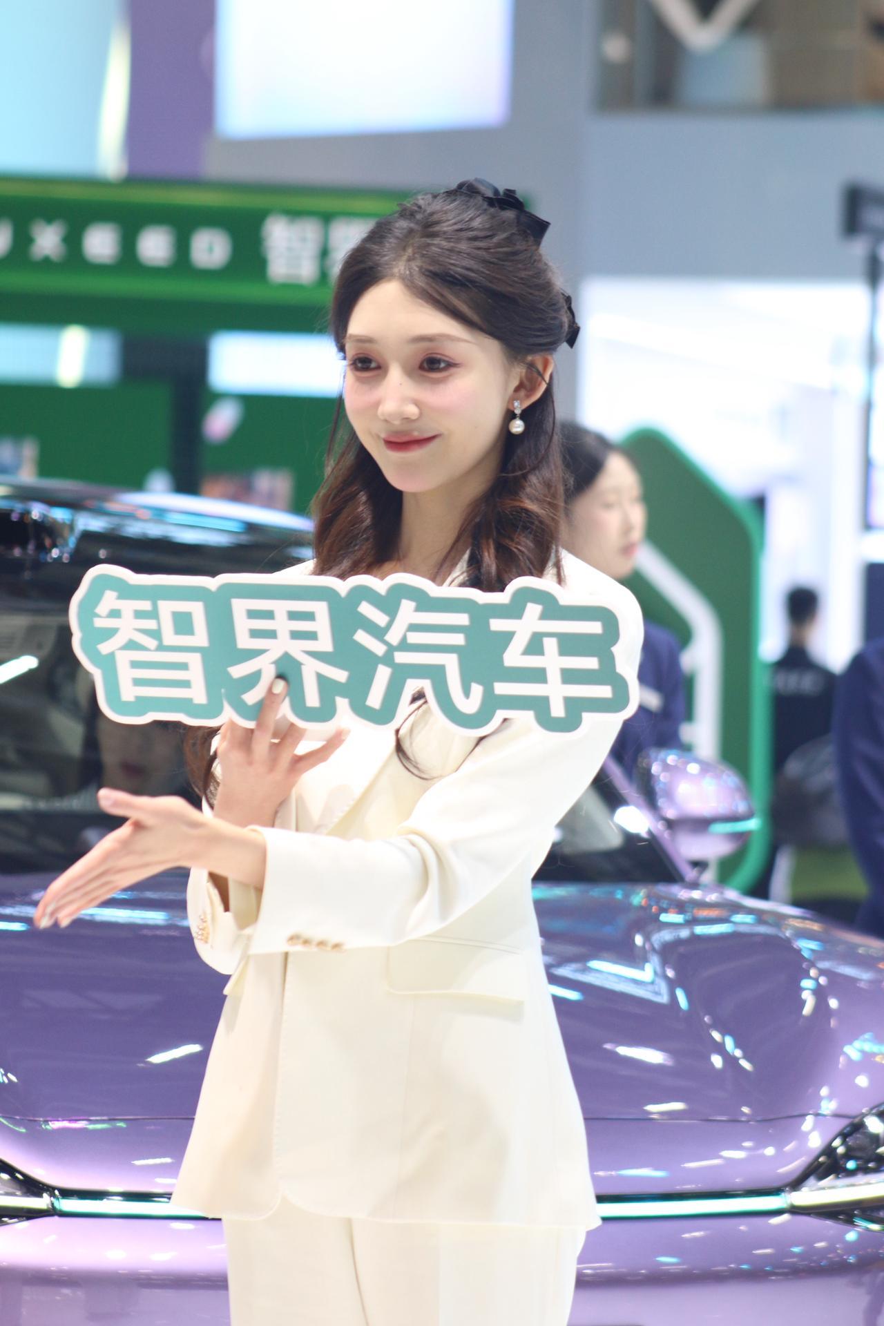 谁说车展只看车？今年顶流车模才是流量密码！2.2馆广汽系、2.1馆比亚迪专馆扎