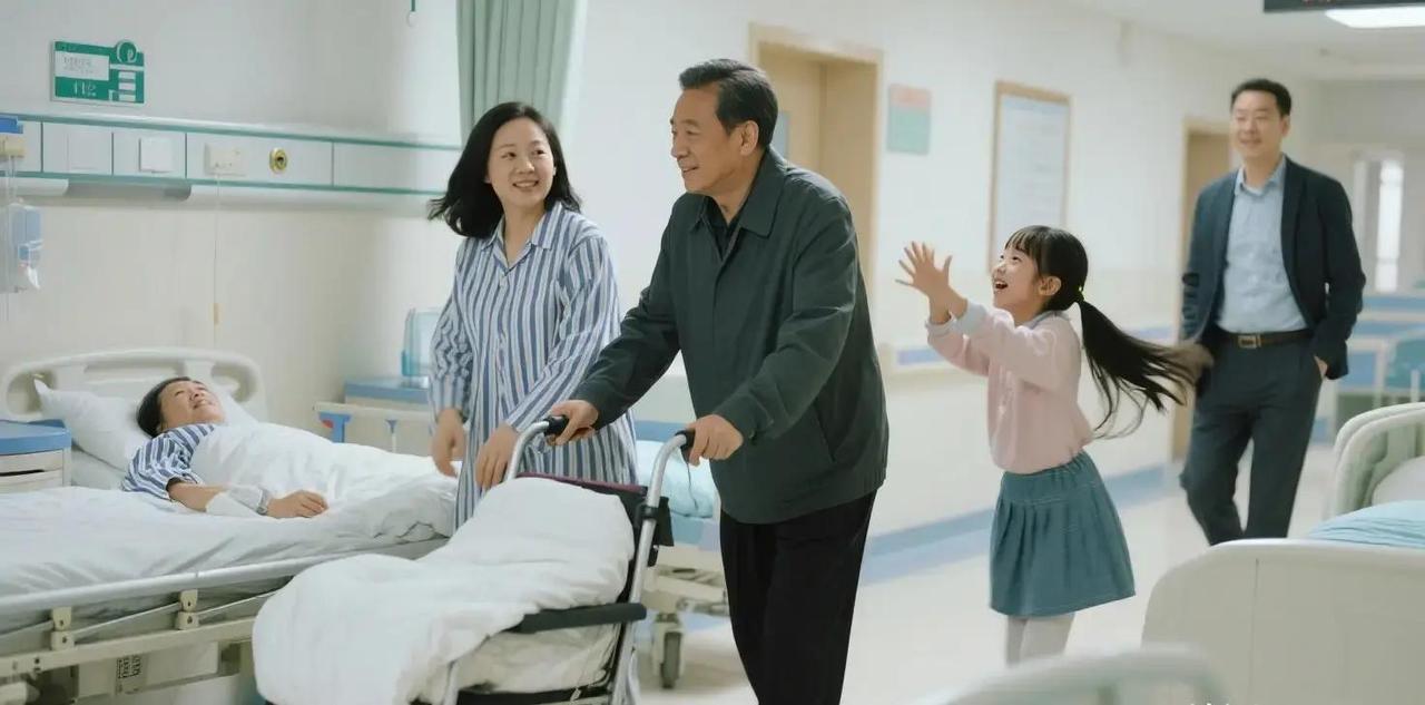 最近在医院里，一个女孩照顾生病妈妈整整一个月，突然撞见爸爸推着轮椅，陪着一个陌生