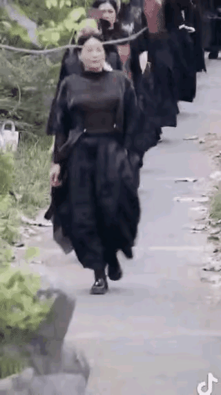 这是暴走团下乡了吗？还是模特队下乡了啊？