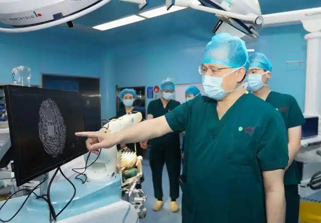 牛爆了！国产脑机接口纳入医保，12月2日正式落地。瘫痪病人靠意念吃饭、抑郁症