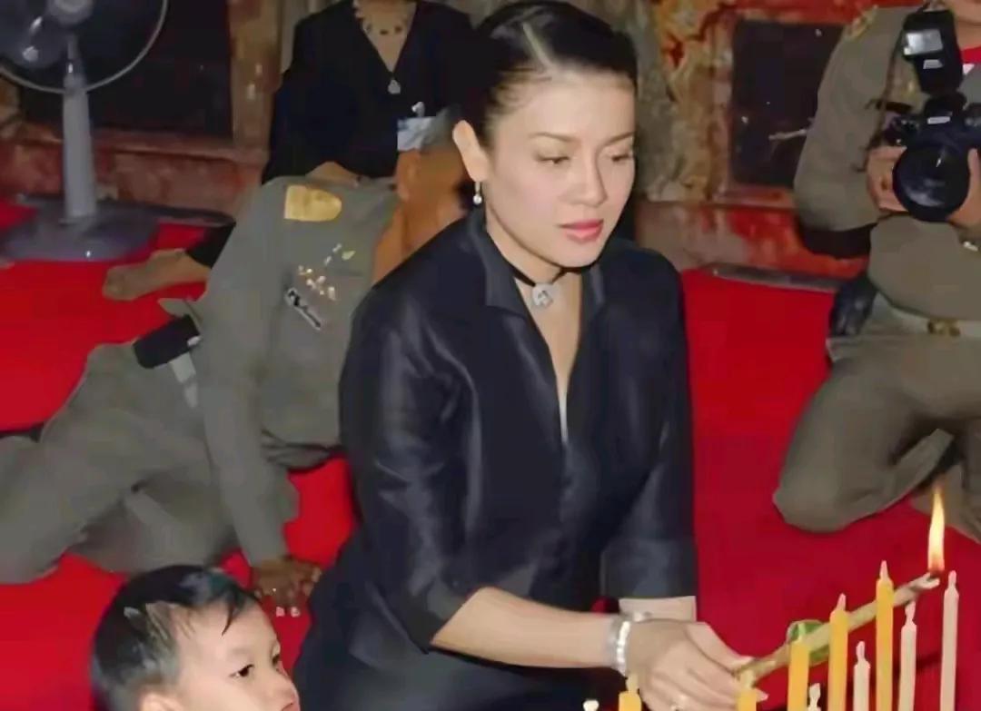 西拉米长得美不如诗丽吉王后有个实力雄厚的娘家。西拉米哪哪都好，还是被泰王抛弃了，