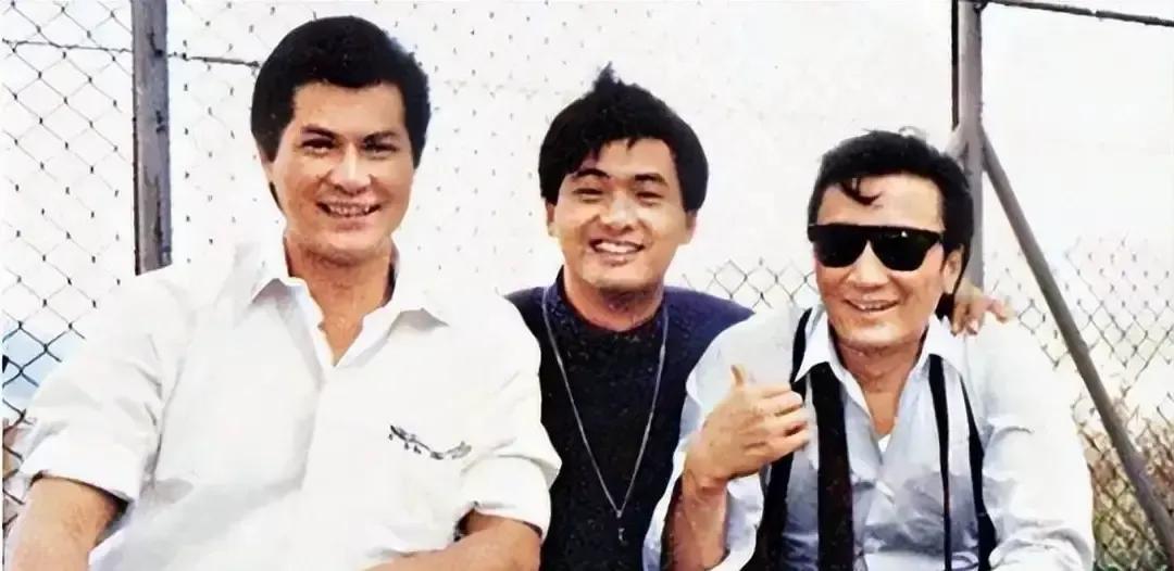 邓光荣拍江湖龙虎斗缺男主，直接盯上周润发，可发哥的五十天档期卡在向华强手里。1