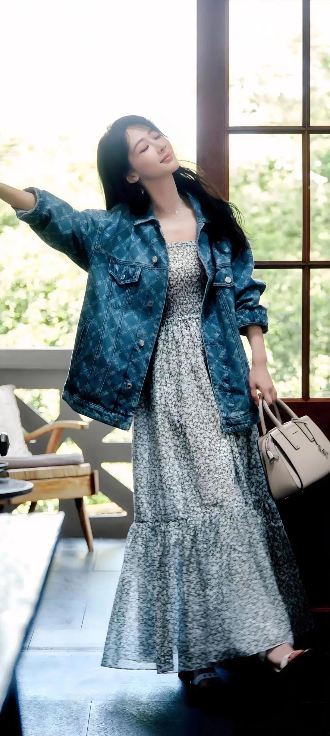 阳光洒进来的午后，牛仔外套搭配印花裙，轻松自在。