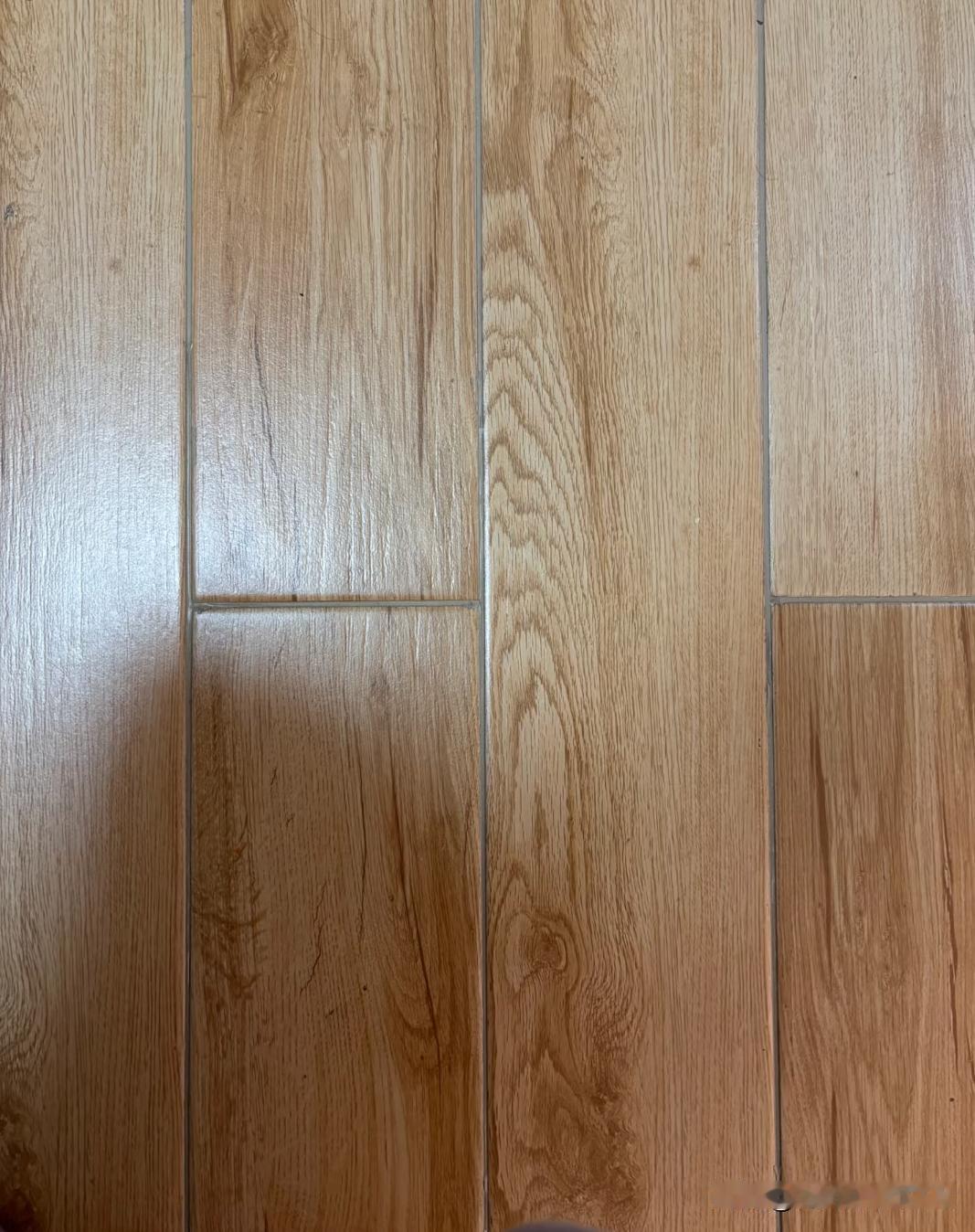 当初脑子坏了才选木纹砖！！！美缝没几天就黢黑砖面上的纹路也填满了灰尘感觉家