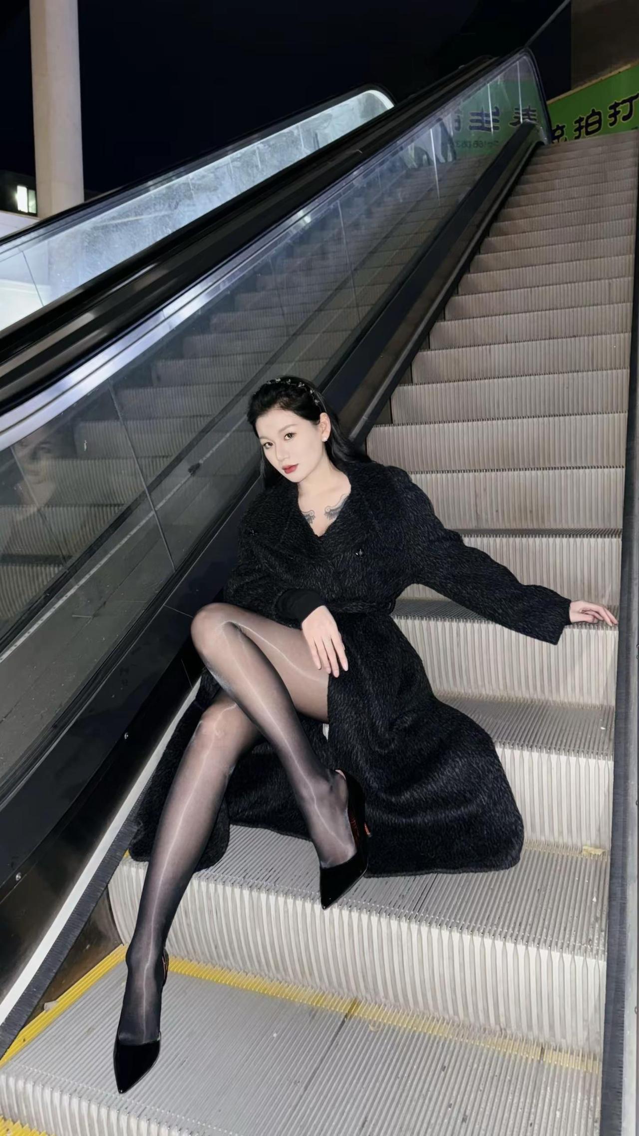 就算我踩你你也要为我的红底高跟鞋买单