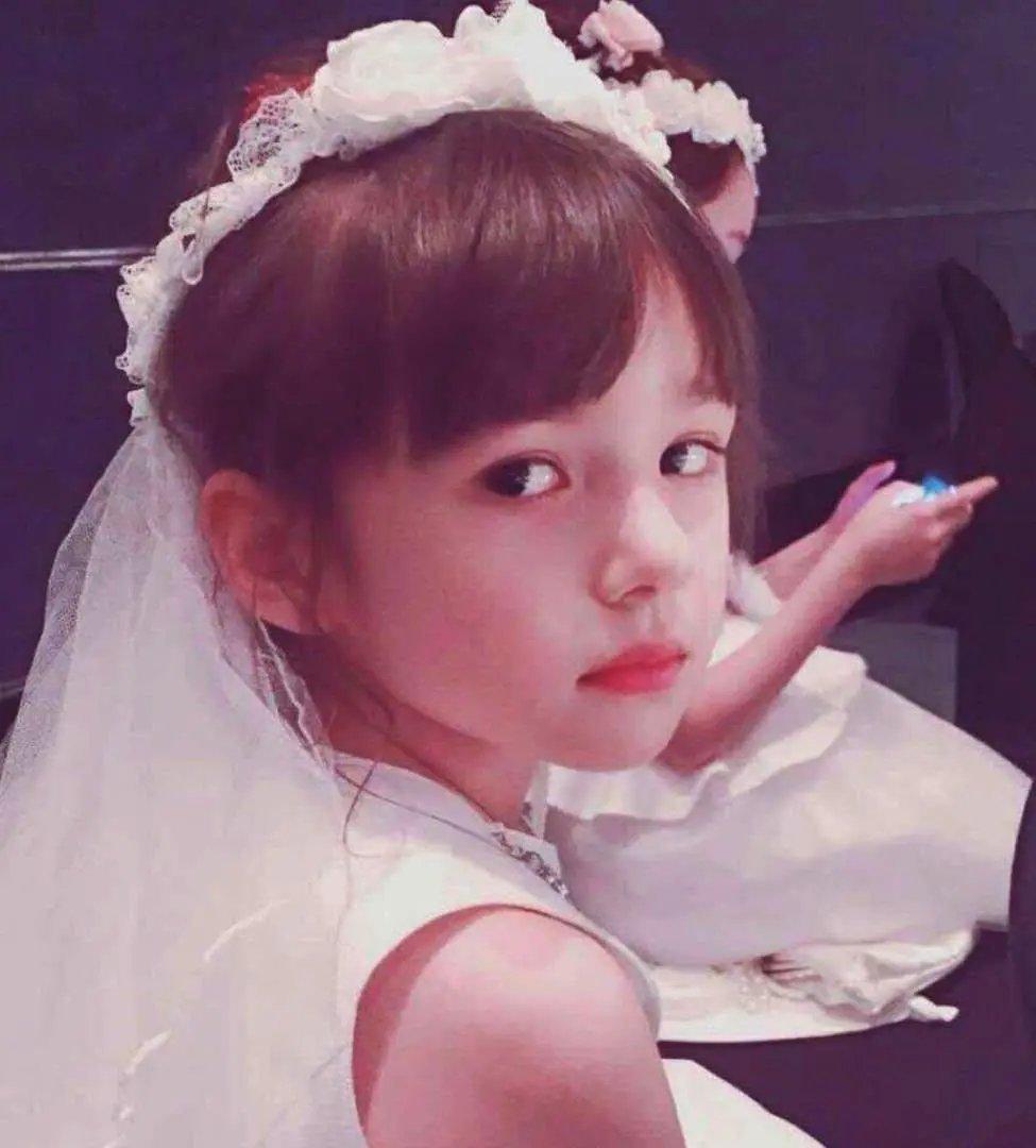 姜文女儿结婚了！不过嫁的是法国老公，很可能不回来了，不过也还好，毕竟妈妈是法国人
