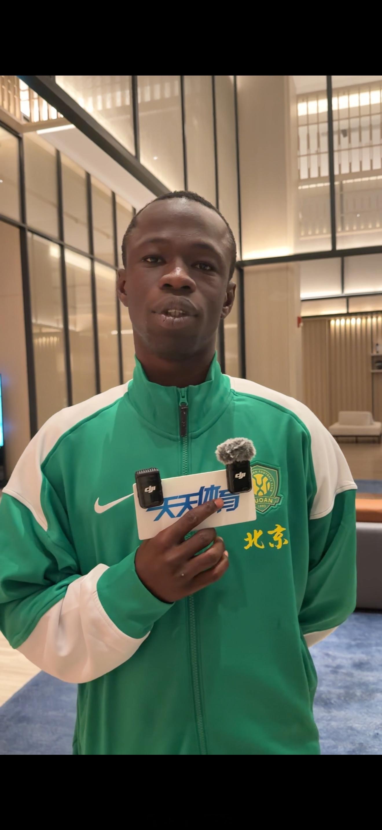 等会儿官宣后请关注昨晚我们第一时间对孔特进行了采访球员给我的第一印象是挺害羞的