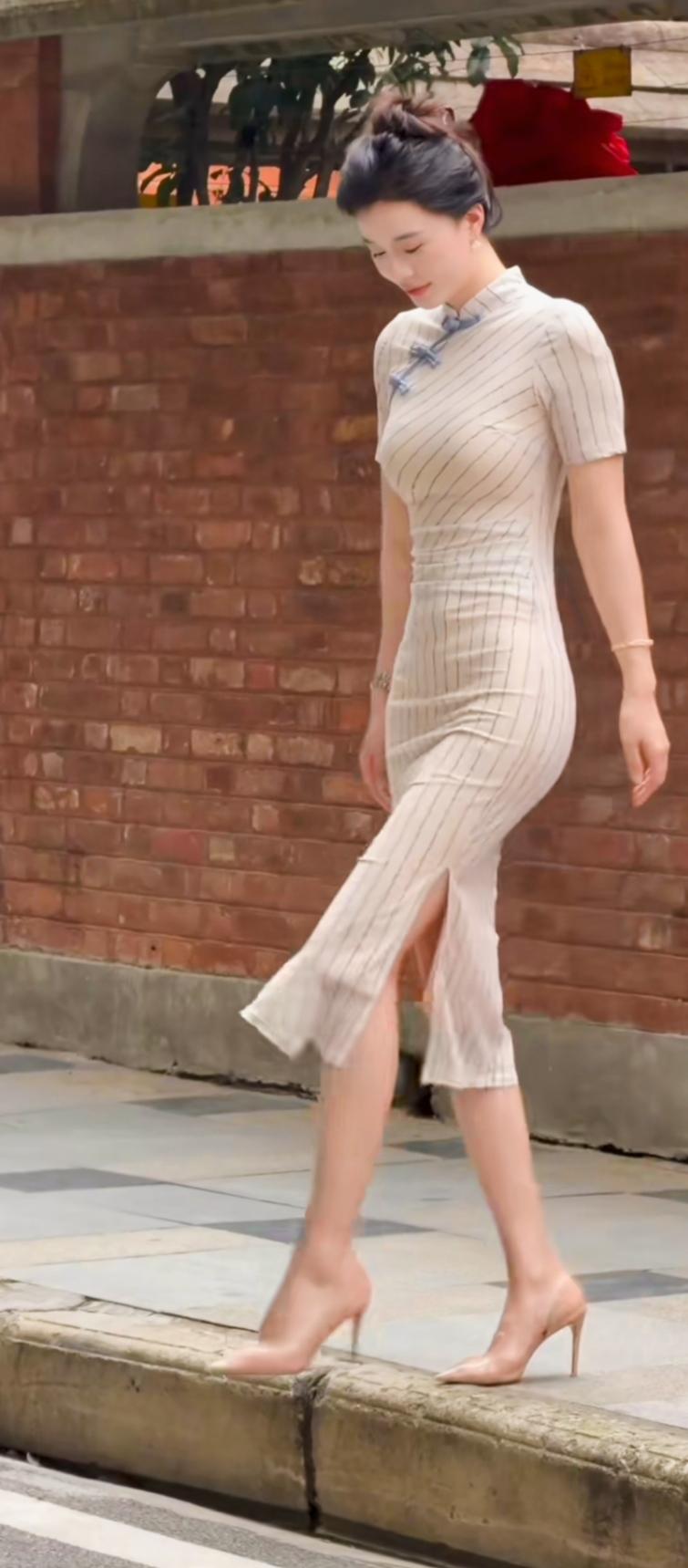 红砖墙下，步步生莲。