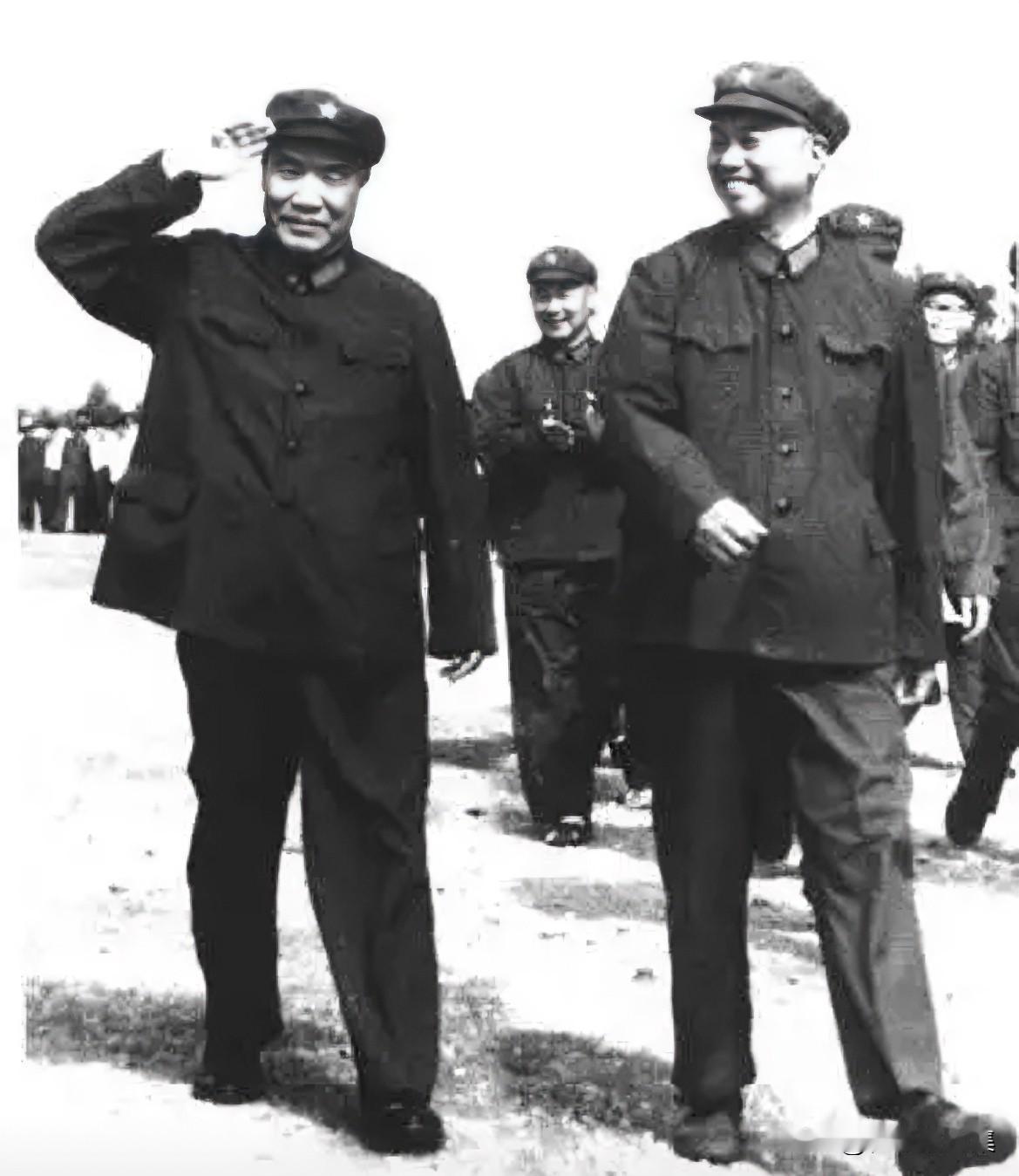 1978年，​李达(左)与萧克在南口靶场检阅部队的老照片。李达与萧克的缘分，始于