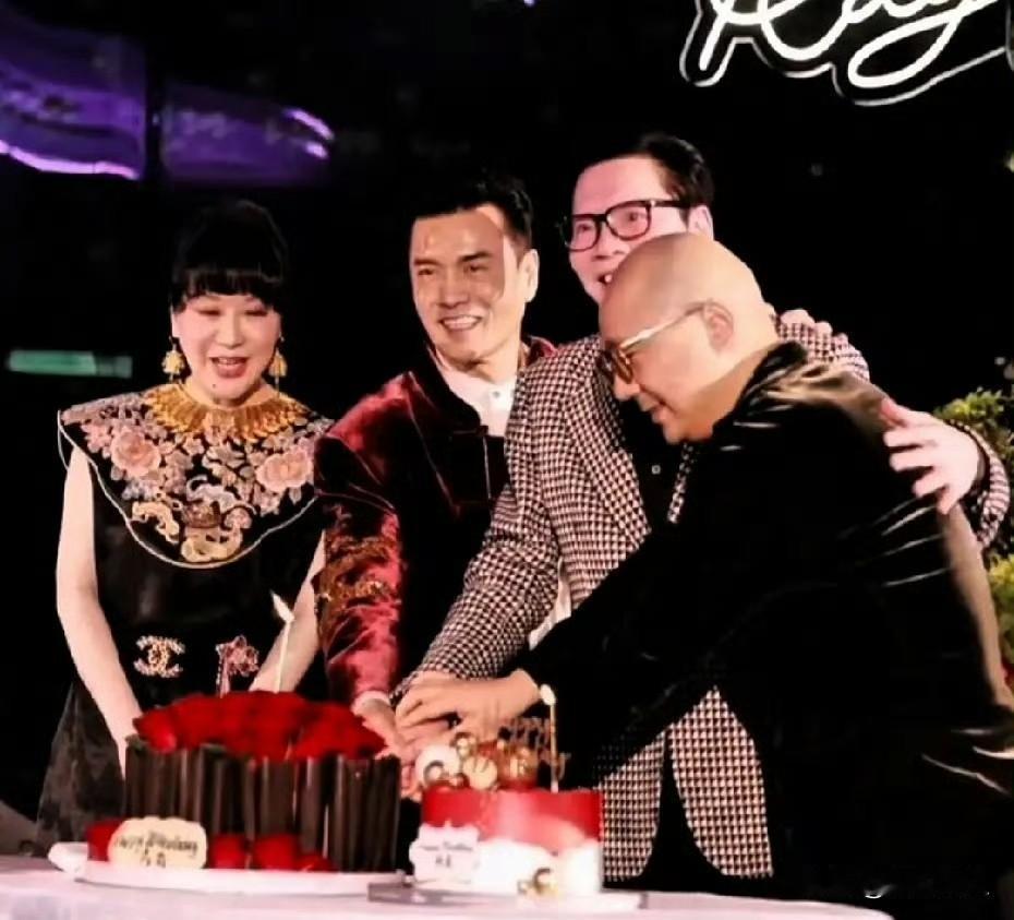 不敢相信吕良伟都70岁了！今天吕良伟70岁大寿露面，一头黑发锃亮，脸上没褶子