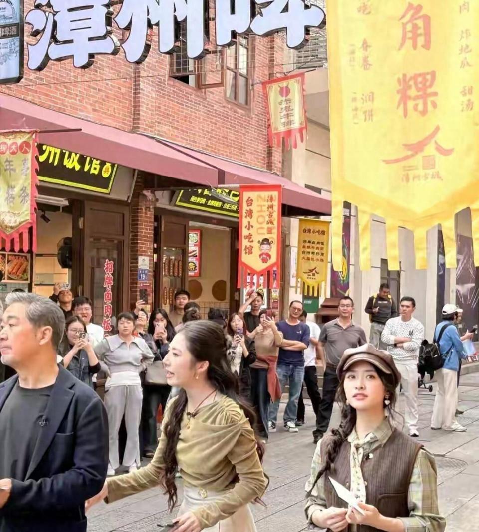 张国立沈月漳州同框，这反差感绝了！张国立脸上多了些岁月痕迹，看着更添亲切感