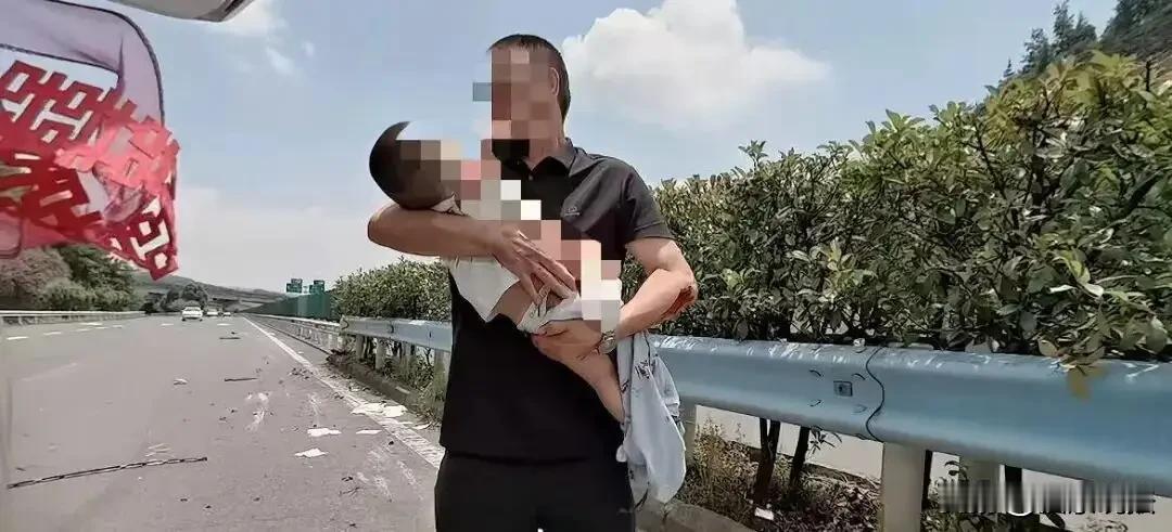 贵州遵义，男子开车和朋友们回程，在高速上见前方发生车祸，一个幼儿被甩落地面，他犹