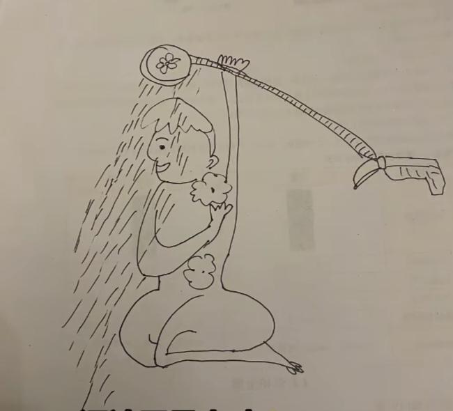 图中画面猜地名；一个美女在淋浴；洗澡造型挺别致；跪着淋浴挺有趣；谐音猜个