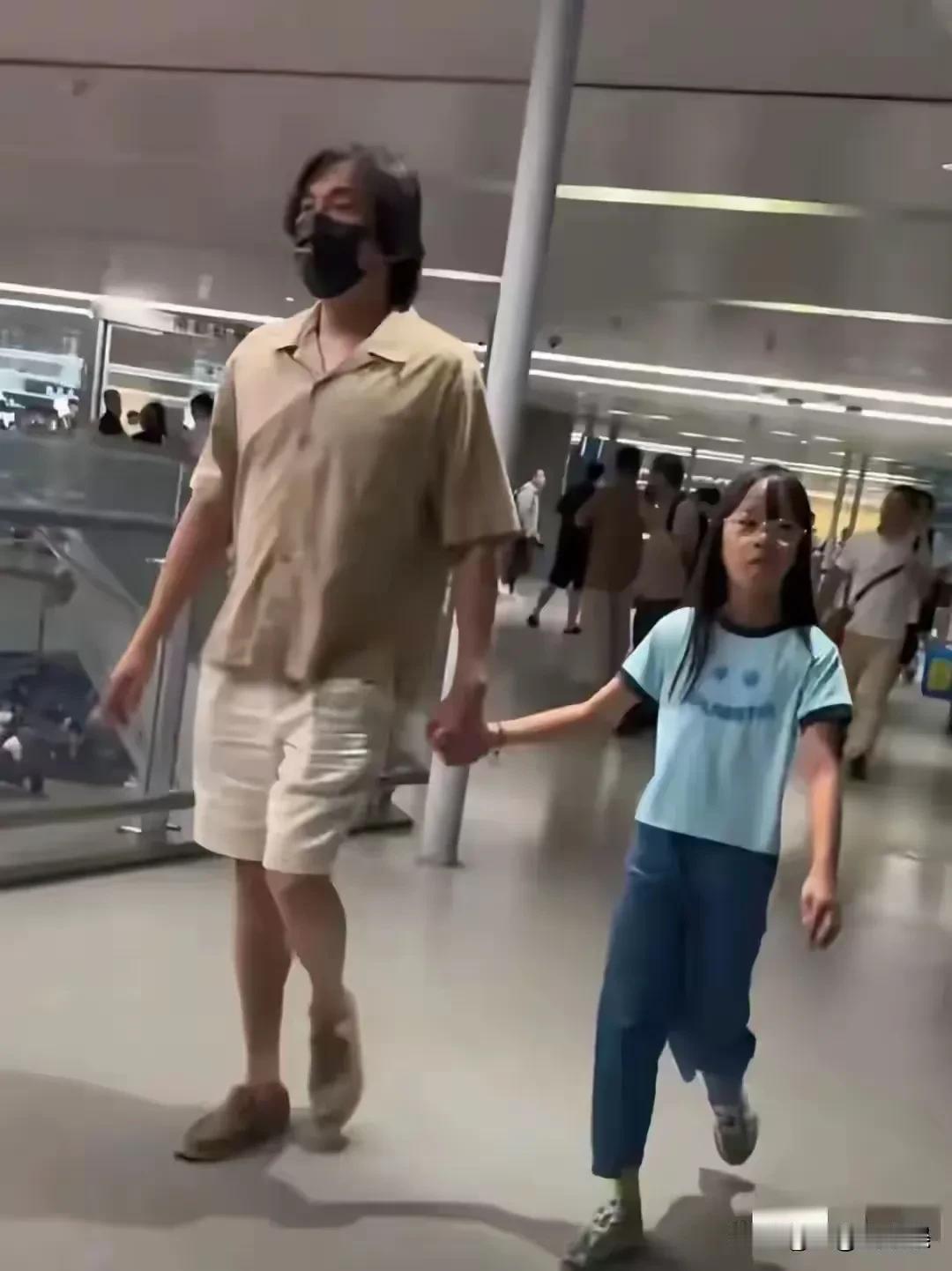 秦昊和伊能静的女儿小米粒，正脸照曝光。8月7日，一组秦昊、伊能静及女儿小米粒