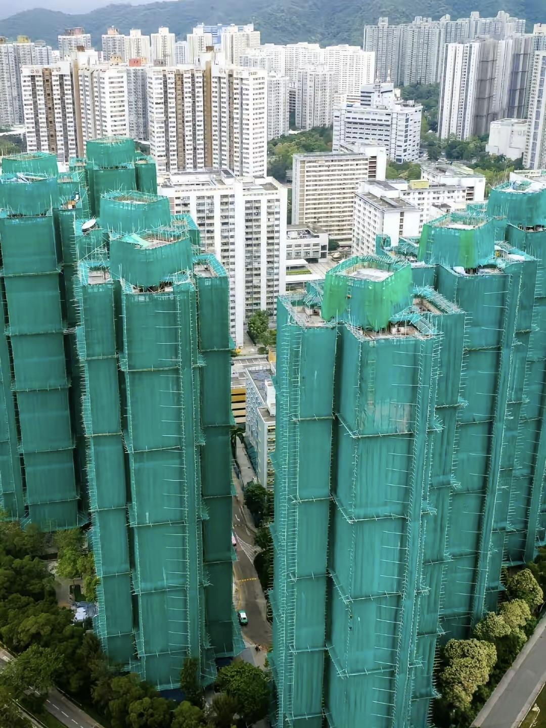 看一下宏福苑大火前的原貌，有搭竹架的未搭架的，看完真是叫人唏嘘！“宏福苑这场