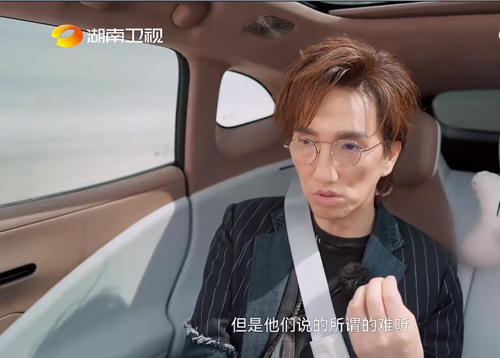 林志炫笑谈外界说他机能下降。今天🥭台播出的《背后》，林志炫来了！没想到哥哥