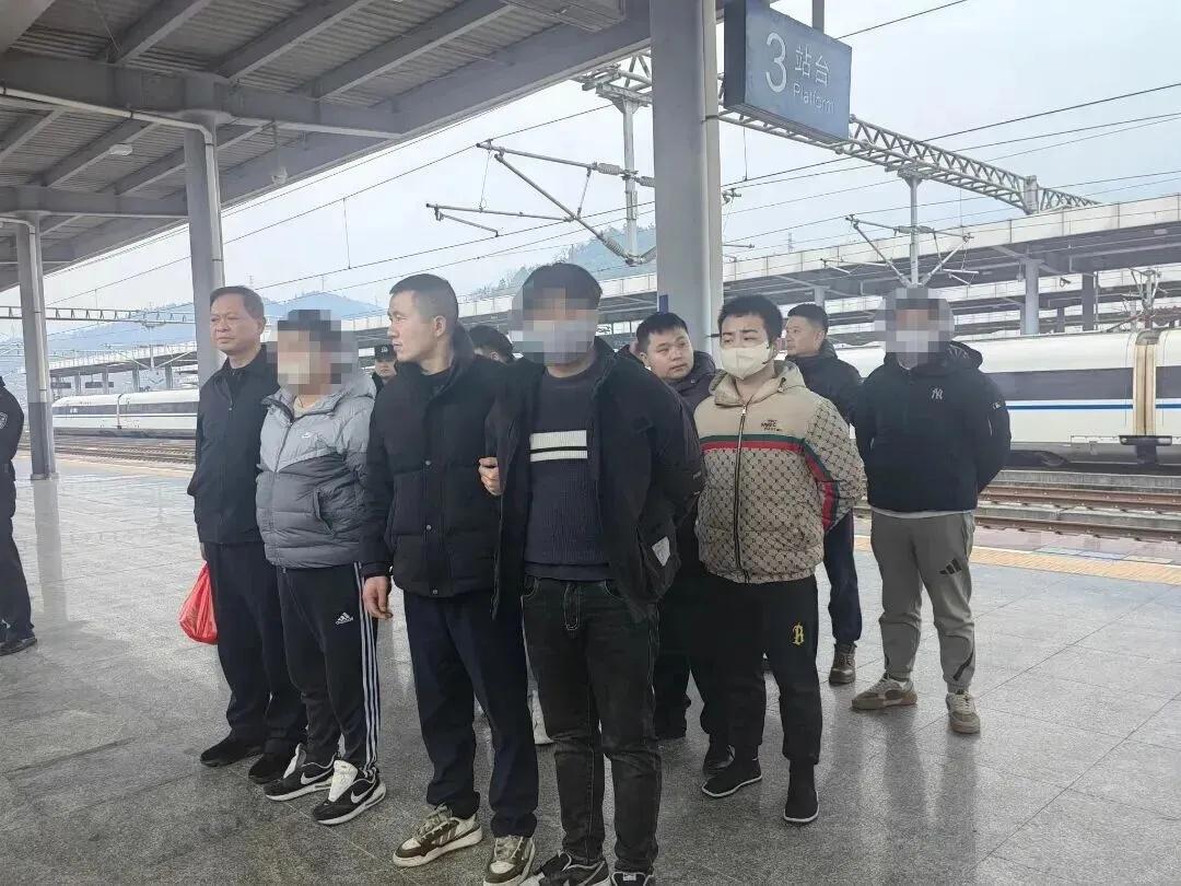 让人后怕！湖南娄底，男子突然接到老同学电话，说许久未见，想请他吃饭叙旧，男子没有