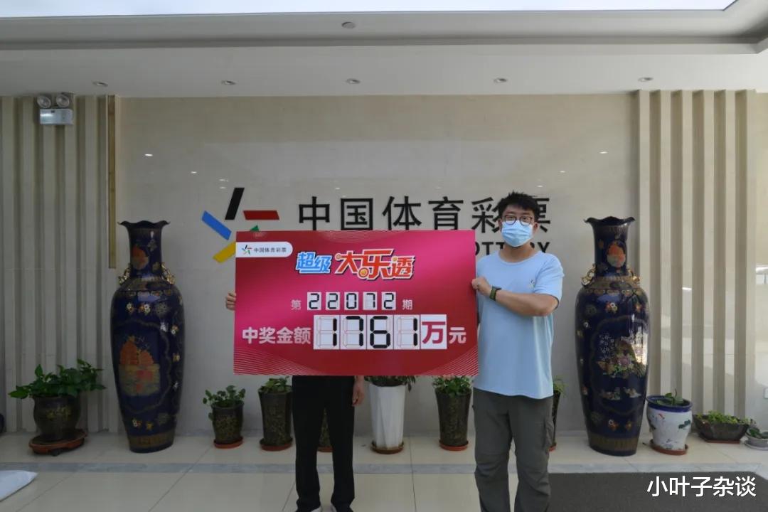 12元击中1761万<em>问鼎ol专区</em>,甘肃幸运彩民领奖,直言要继续努力工作