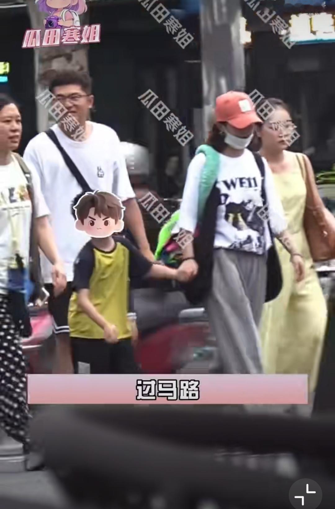 刷到赵丽颖牵着儿子想想过马路的图，瞬间被戳到！6岁的想想都快到妈妈肩头了，小手紧