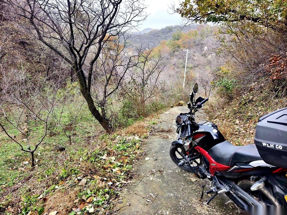 一天骑300公里，下午6点到地方，拿湿纸巾一擦脸，整张纸都是黑的。鼻子里、嘴里