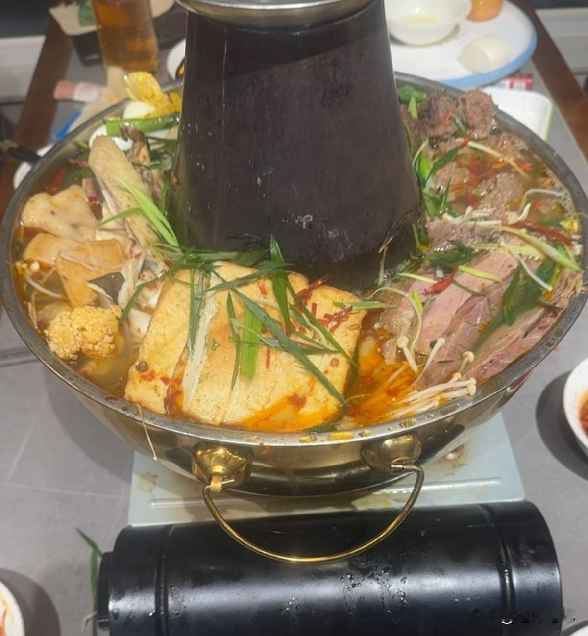 这是我们当地非常著名的青海土火锅，它是一个铜锅，虽然说和这个老北京的铜锅有一些类